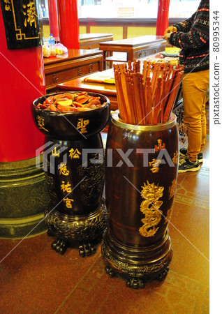 台灣、台北、饒河街夜市、慈佑寺、摩拜佛寺、月牙聖（占卜用具）、御神杖 80995344