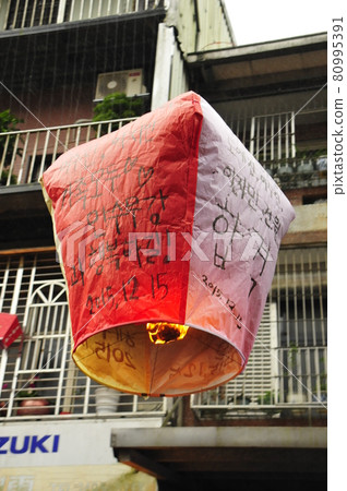 Taiwan, Shihfen, sky lantern raising 80995391