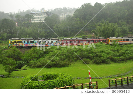平溪線列車橫穿台灣農村，十分 80995413