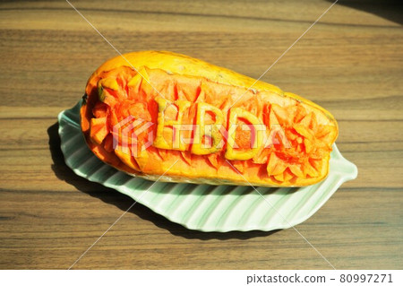 木瓜雕刻生日快樂 80997271