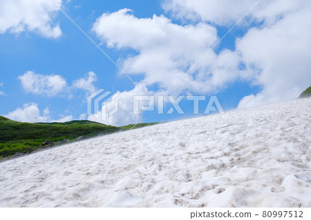 走在代表東北地區的著名山峰鳥海（出羽富士）雪域的山女 80997512