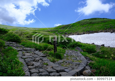 代表東北地區的著名山峰鳥海山(出羽富士)上殘留的雪谷 代表東北地區的著名山峰鳥海山(出羽富士)上殘留的雪谷 80997514