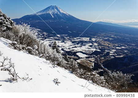 Mt. Fuji and Asagiri Plateau seen from the ridgeline of Mt. Kenashi in winter Mt. Fuji and Asagiri Plateau seen from the ridgeline of Mt. Kenashi in winter 80998438