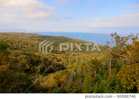 下面是知床半島的秋色,那邊是鄂霍次克海 下面是知床半島的秋色,那邊是鄂霍次克海 80998746