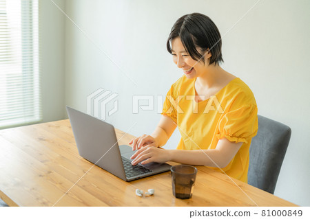 一位女士通過遠程辦公操作個人電腦 一位女士通過遠程辦公操作個人電腦 81000849