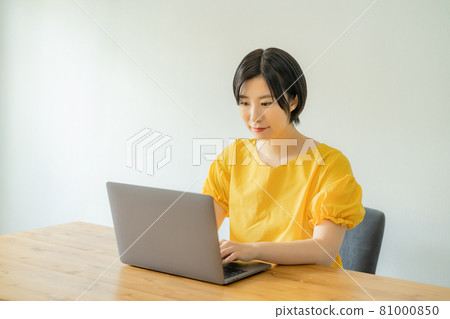 一位女士通過遠程辦公操作個人電腦 一位女士通過遠程辦公操作個人電腦 81000850