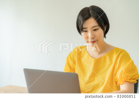 一位女士通過遠程辦公操作個人電腦 一位女士通過遠程辦公操作個人電腦 81000851