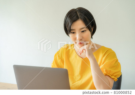 一位女士通過遠程辦公操作個人電腦 一位女士通過遠程辦公操作個人電腦 81000852