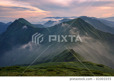 Sunset sky and Tanigawa mountain range / sea of clouds Sunset sky and Tanigawa mountain range / sea of clouds 81001035