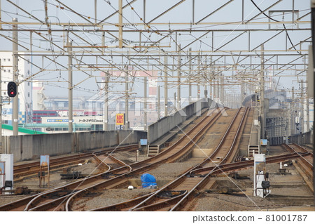 The junction of the Yosan Line and the Seto Ohashi Line as seen from the platform of Utazu Station The junction of the Yosan Line and the Seto Ohashi Line as seen from the platform of Utazu Station 81001787