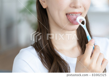 一個年輕女子在客廳裡沒有臉刷舌頭 一個年輕女子在客廳裡沒有臉刷舌頭 81002325