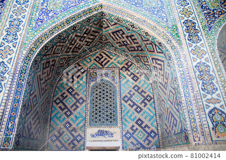 A fragment of the facade of an ancient mosque, decorated with mosaics, on Registan Square in Smarkand in Uzbekistan. 29.04.2019 81002414