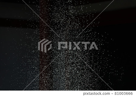 Splashes of a fountain that shines beautifully in the backlight 81003666