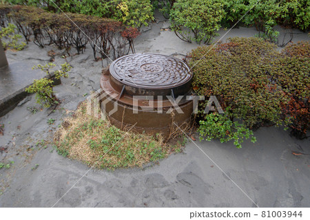 <Chiba> A manhole that has been liquefied and raised due to the effects of the Great East Japan Earthquake. <Chiba> A manhole that has been liquefied and raised due to the effects of the Great East Japan Earthquake. 81003944