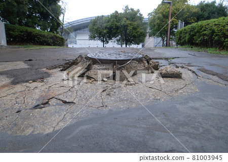 <千葉> 由於東日本大地震的影響而液化並凸起的沙井。 81003945