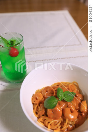 Seafood pasta and soda water Seafood pasta and soda water 81004134