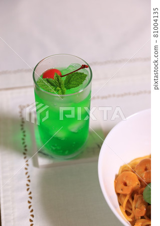 Seafood pasta and soda water Seafood pasta and soda water 81004135