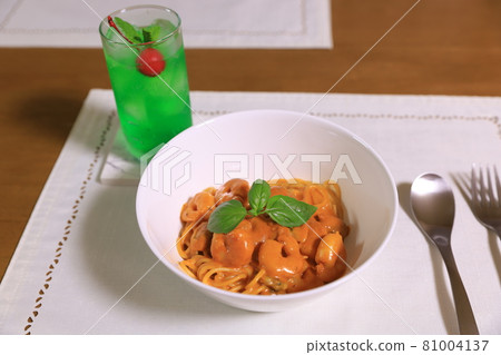 Seafood pasta and soda water Seafood pasta and soda water 81004137