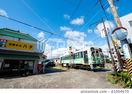[Kishu Railway Line] KR205 departing from Nishigobo Station 81004670