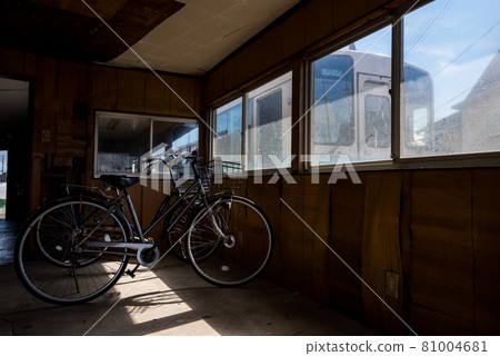 [Kishu Railway Line] Nishigobo Station and bicycle 81004681