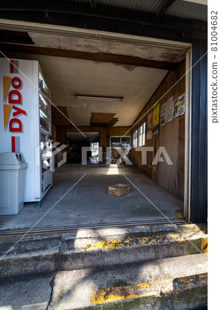 [Kishu Railway Line] Entrance of Nishigobo Station 81004682