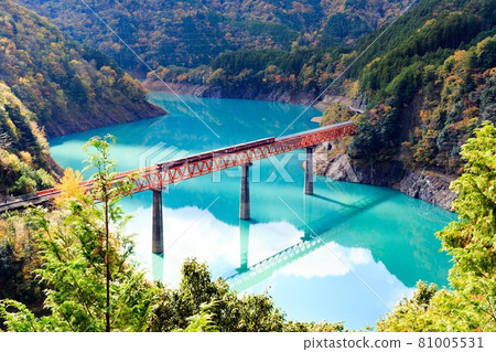 Kawanehon Town, Shizuoka Prefecture, the iron bridge at Okuoikojo Station and the emerald green Oi River Kawanehon Town, Shizuoka Prefecture, the iron bridge at Okuoikojo Station and the emerald green Oi River 81005531