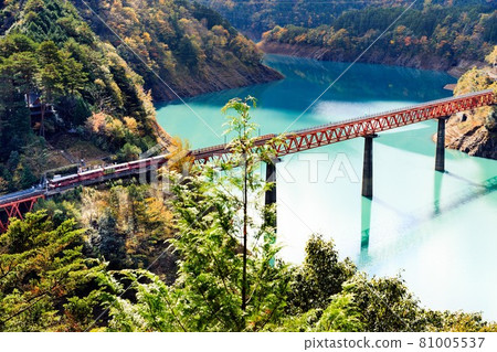 Kawanehon Town, Shizuoka Prefecture, the iron bridge at Okuoikojo Station and the emerald green Oi River Kawanehon Town, Shizuoka Prefecture, the iron bridge at Okuoikojo Station and the emerald green Oi River 81005537