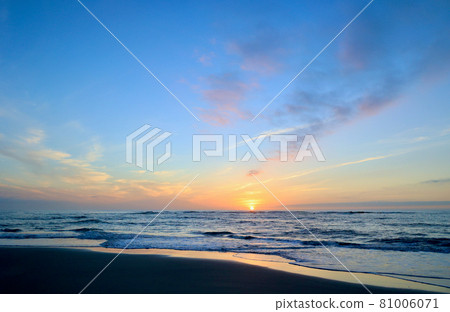 Kawarago beach sunrise 81006071