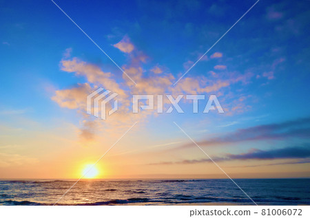 Kawarago beach sunrise 81006072