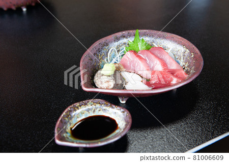 Sashimi of Tokobushi and Striped Bonito 81006609