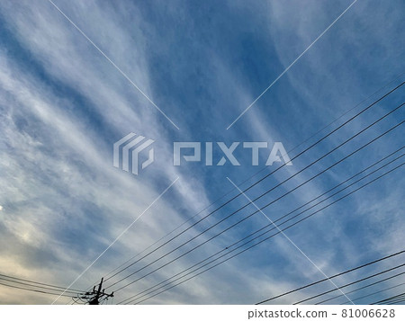 The clouds in the sky 81006628