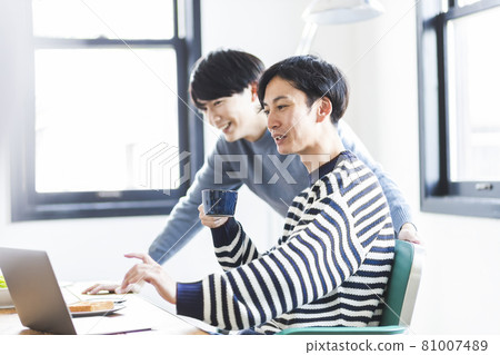 一個年輕人 81007489