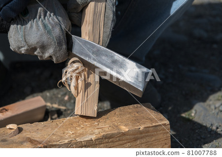 [Make a feather stick with a hatchet] 81007788