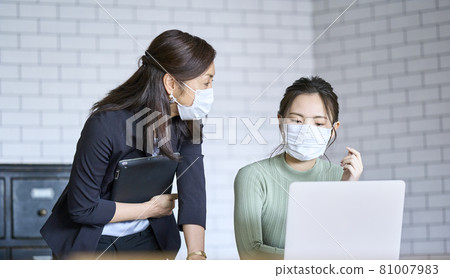 Image of senior and junior female employees 81007983