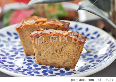 cake ,banana cake 81007985