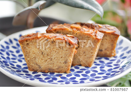 cake ,banana cake 81007987