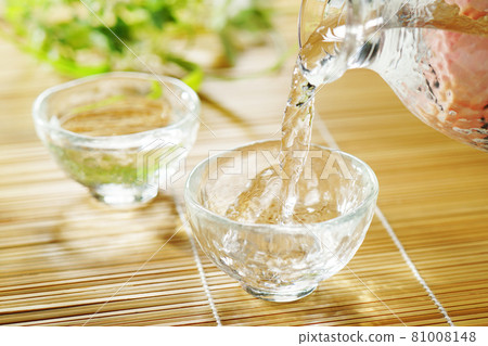Sake to be poured Sake to be poured 81008148