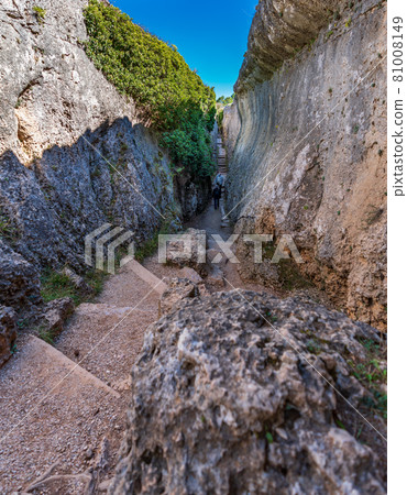 Anguished steps between the rocks with tourists 81008149