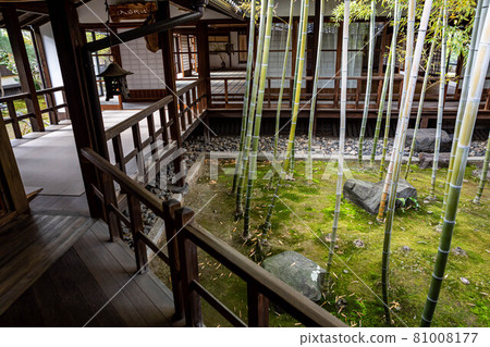 妙見寺的春天，木欄杆上掛著燈籠和“毛竹坪庭” 81008177