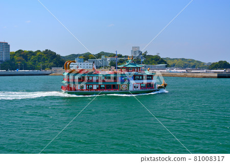 從伊勢灣渡輪看到的鳥羽灣,出海的船隻,三重縣鳥羽市伊勢志摩的夏日風光(10) 從伊勢灣渡輪看到的鳥羽灣,出海的船隻,三重縣鳥羽市伊勢志摩的夏日風光(10) 81008317