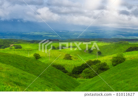 Aso City, Kumamoto Prefecture, cloudy and sometimes sunny Aso City, Kumamoto Prefecture, cloudy and sometimes sunny 81011627