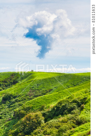 熊本縣阿蘇市西湯之浦庭園展望台山上漂浮的雲彩 熊本縣阿蘇市西湯之浦庭園展望台山上漂浮的雲彩 81011633