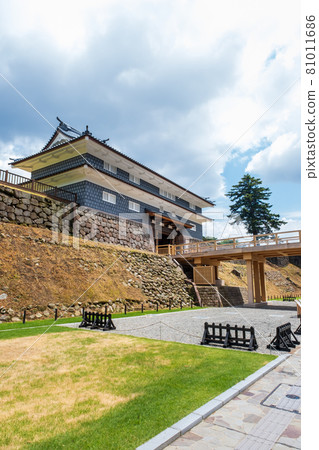 The restored Nezumitamon and Nezumitamon Bridges in Kanazawa Castle (photographed in August) 81011686