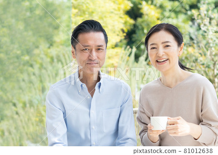 Middle couple couples in their 50s and 60s Middle couple couples in their 50s and 60s 81012638