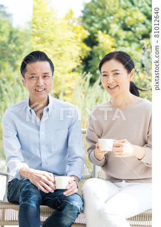 Middle couple couples in their 50s and 60s Middle couple couples in their 50s and 60s 81012640