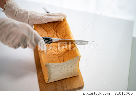 Cut a loaf of bread Cut a loaf of bread 81012709