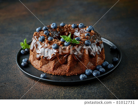 freshly baked chocolate cake freshly baked chocolate cake 81012731