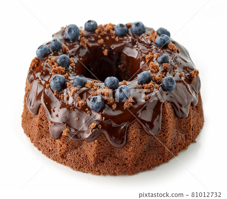 freshly baked chocolate cake 81012732