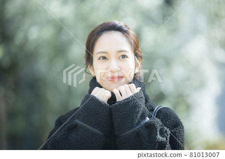 Winter women outdoors Winter women outdoors 81013007