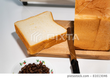 A loaf of bread and coffee beans 81013046